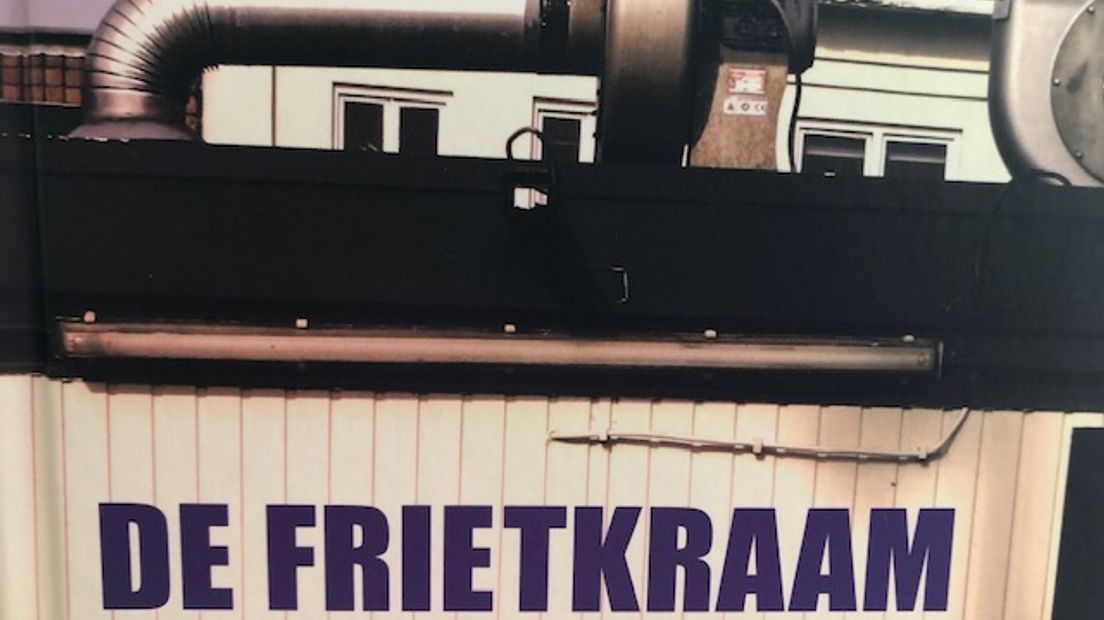 Wat het frietkot is in België, is de frietkraam in Nederland. Vaak een houten hok, doordrenkt met de lucht van borrelend frituurvet. Voor Ubel Zuiderveld is het meer dan een plek voor een puntzak met friet. Het zijn vooral onderscheidende pareltjes in het Nederlandse 'IKEA-landschap' en opgetekend in een boek: De Frietkraam.