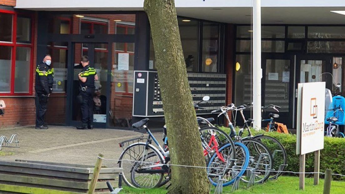 Politieagenten houden de wacht bij de hoofdingang
