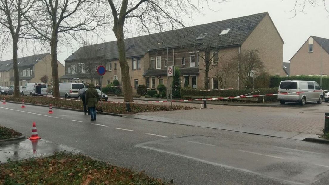 De politie onderzoekt de beschieting van een woning aan de Mercurius in Duiven, eerder vanochtend. Er raakte niemand gewond.
