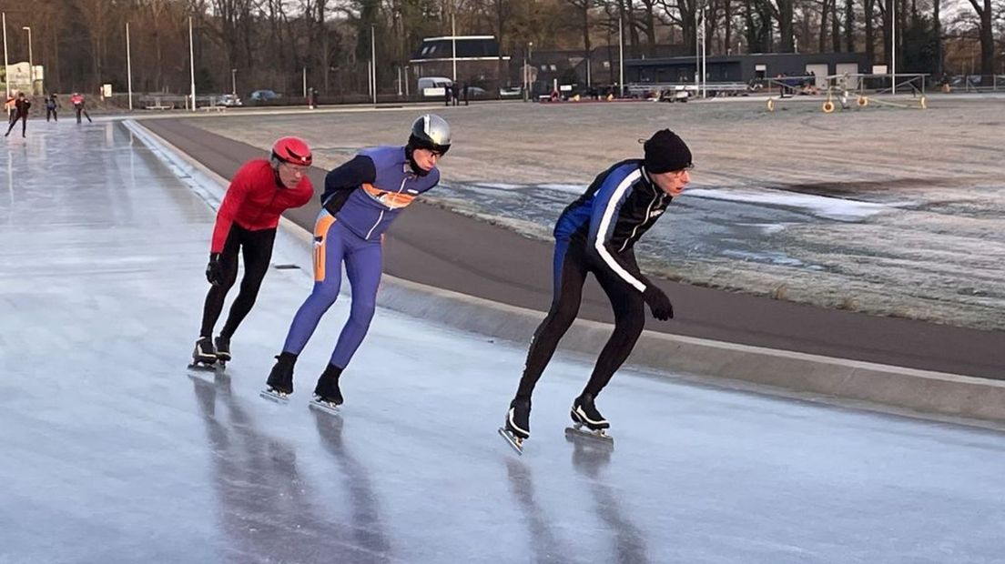 In Winterswijk kon zaterdagochtend weer worden geschaatst op natuurijs.