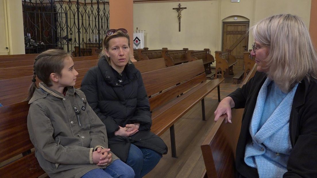 Damian, Katya en Alina ontmoetten elkaar in de kerk