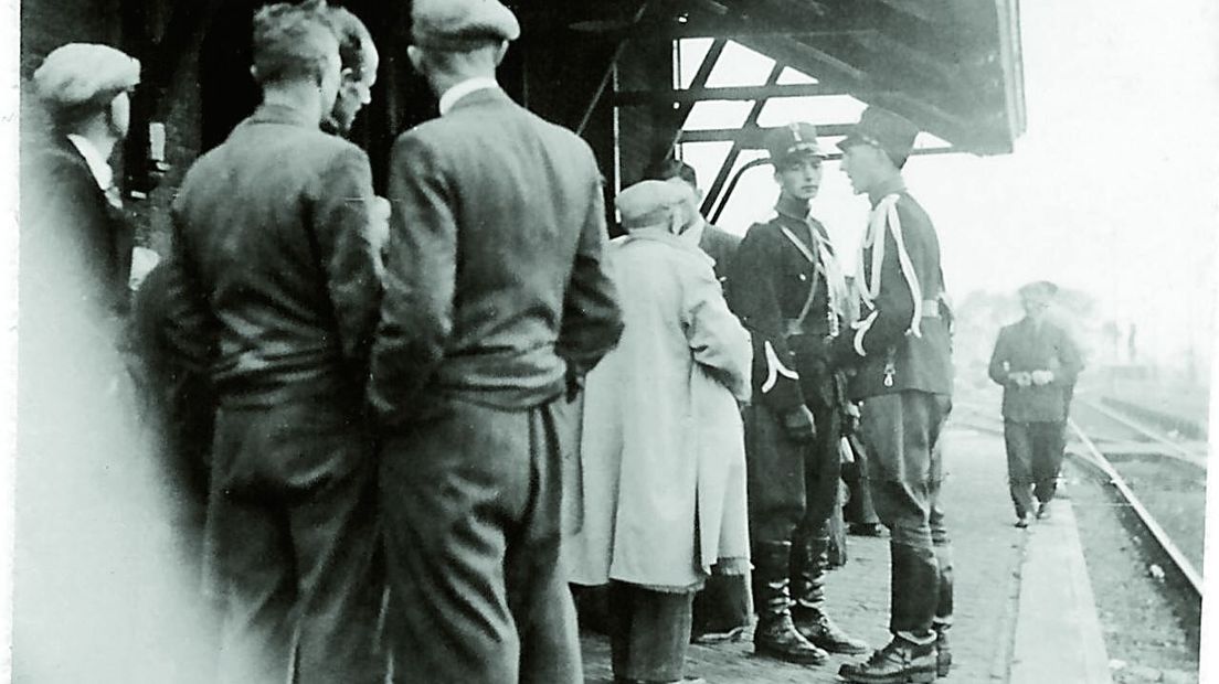 Joden op het station in Hoogeveen (1942)
