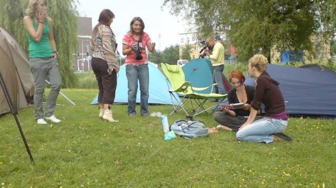 Studenten kamperen op campus