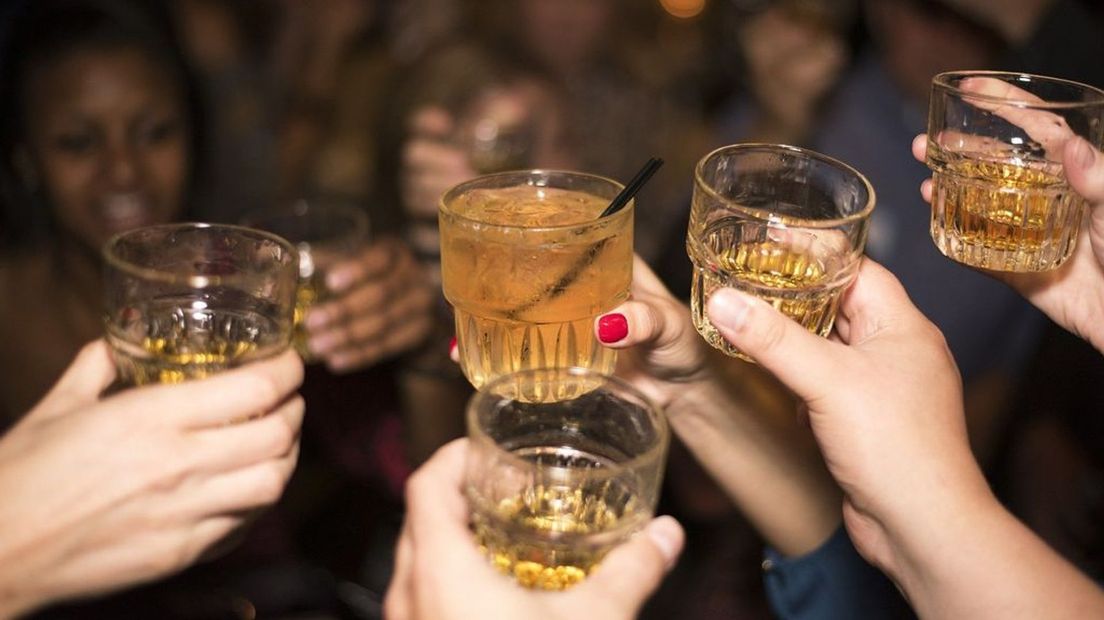 Volgens Drugsinfo kan je soms proeven dat er iets in je drankje is gedaan.