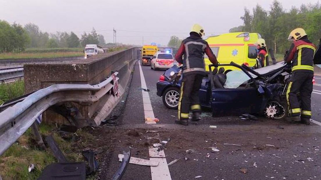 Auto tegen vangrail bij Meppel
