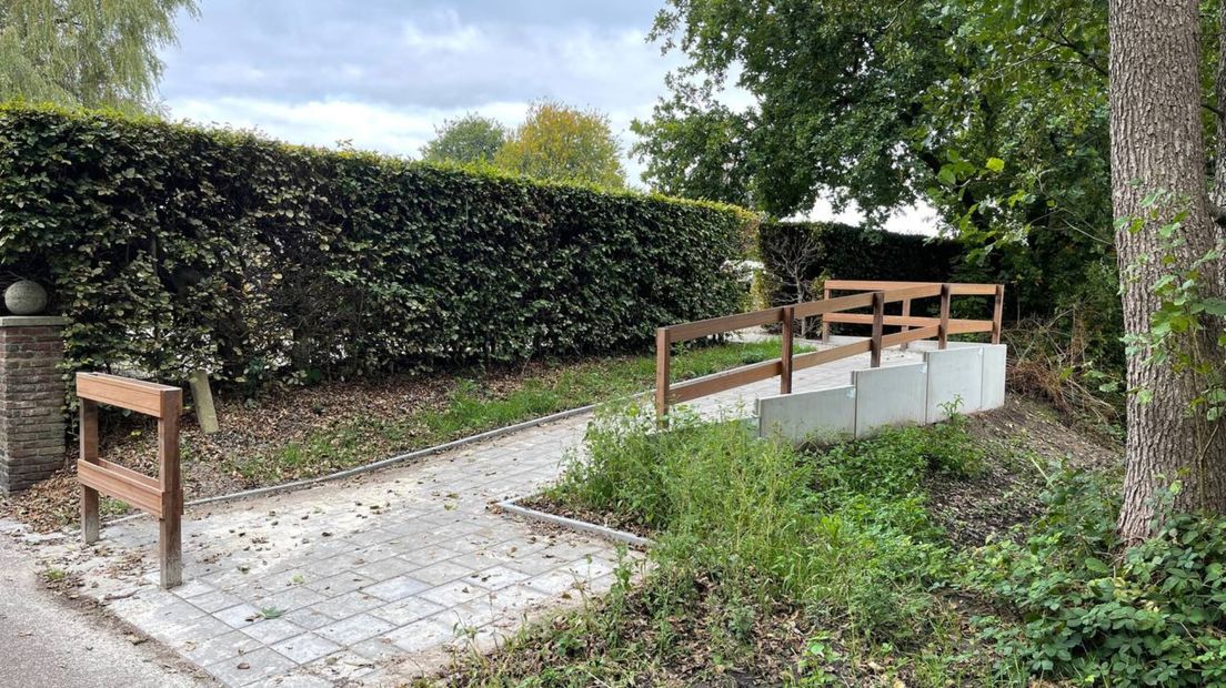 De rolstoelvriendelijke ingang van de begraafplaats in Tolbert