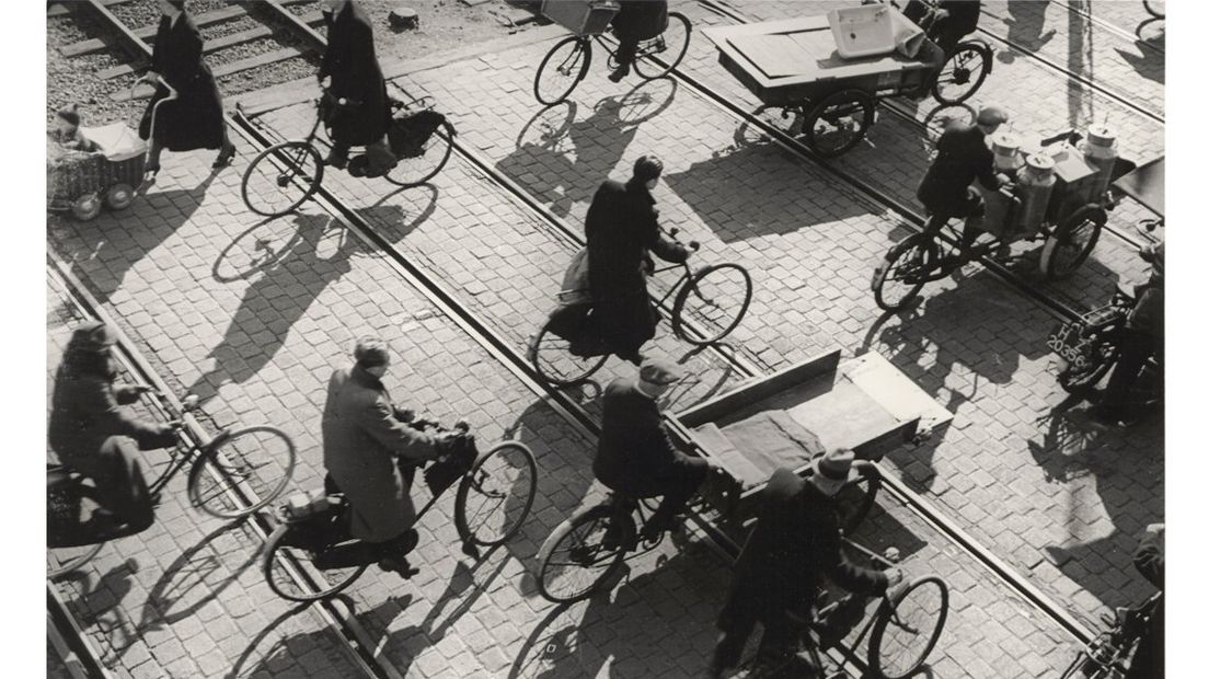 Fietsers over treinrails, Den Haag, ca. 1935-1937