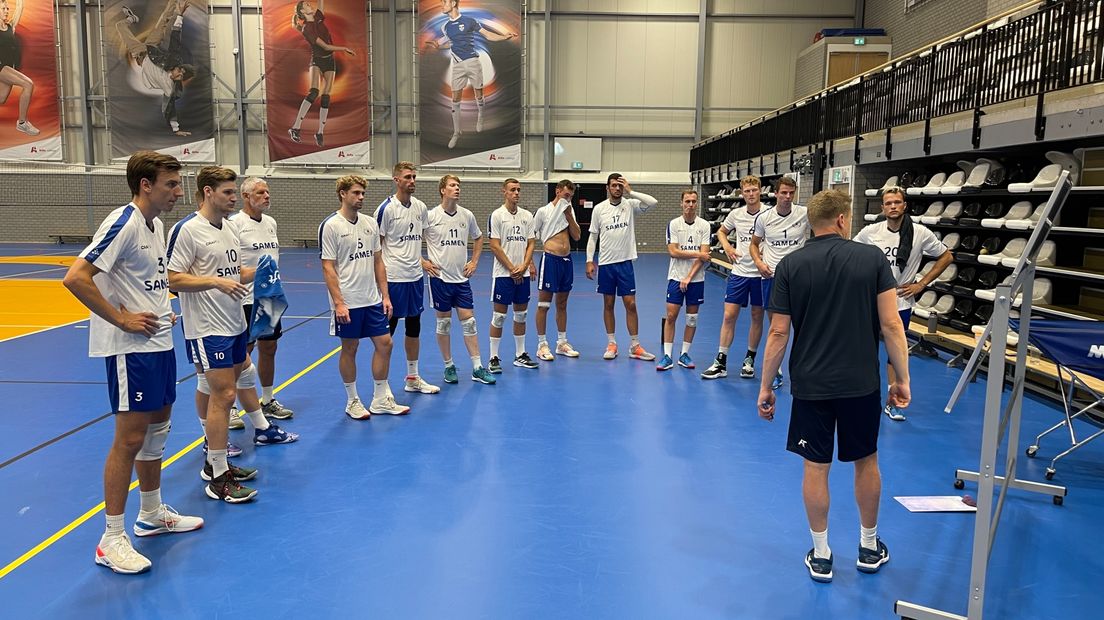 Lycurgus-coach Arjan Taaij geeft zijn nieuwe selectie uitleg