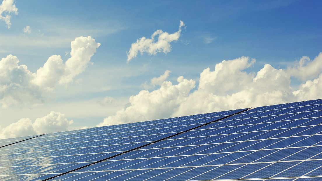 Op het dak van een loods komen bijna duizend panelen (Rechten: Pixabay.com)