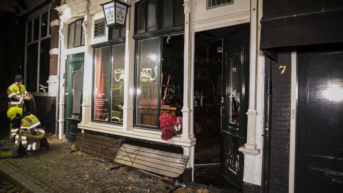 De politie sloeg een gat in de voordeur van het café.