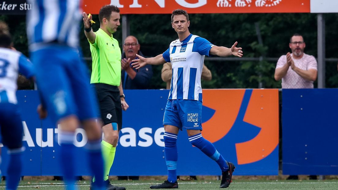 Steve Schalkwijk juicht nadat hij een goal voor Hoek heeft gemaakt