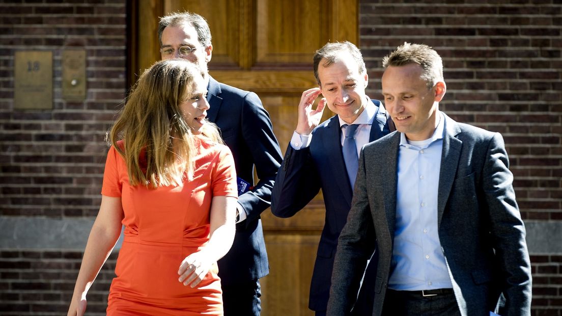 Eric Wiebes en Carola Schouten komen aan op het Binnenhof voor de extra ministerraad.
