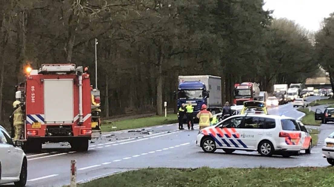 Twee Gewonden Bij Frontale Botsing Op N35 In Haarle, Weg Is Afgesloten ...