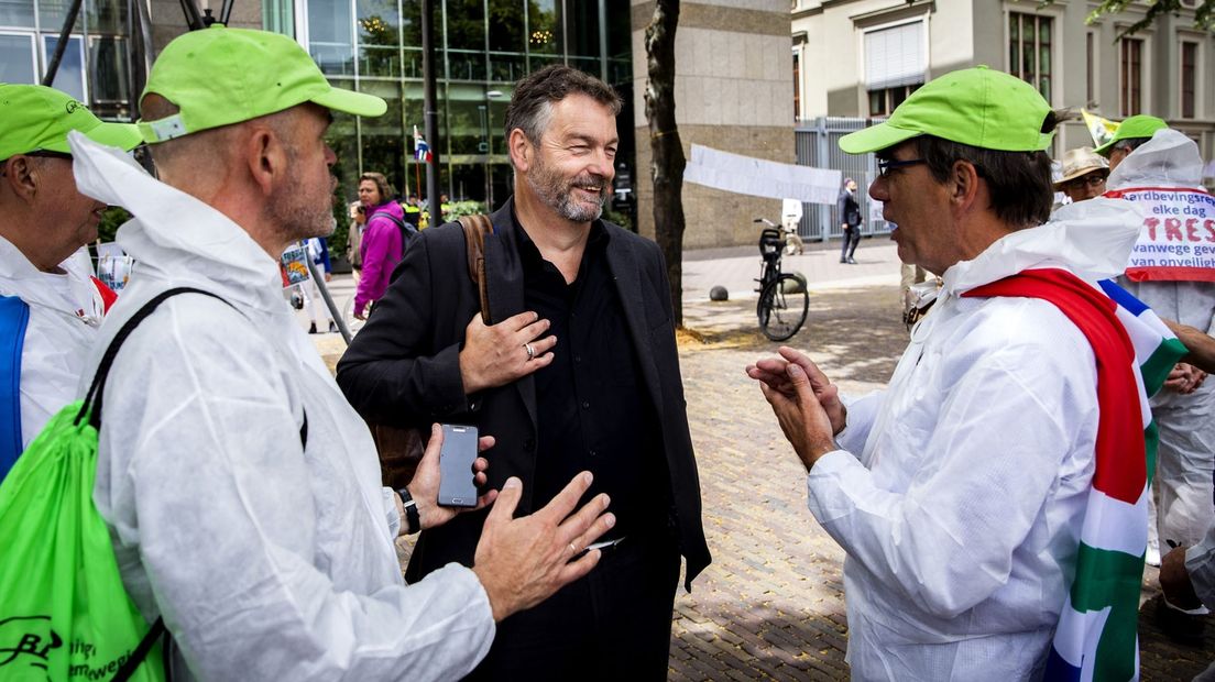 Derwin Schorren praat in Den Haag met actievoerders (archief)