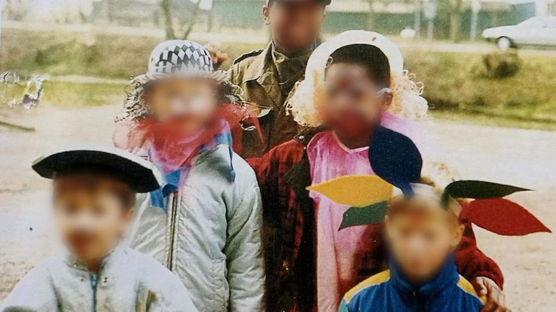 Susan (rechtsvoor) en andere pleegkinderen met carnaval