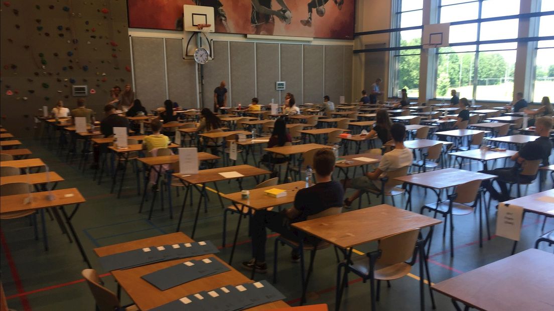 Herexamens begonnen in de gymzaal van Het Vlier in Deventer