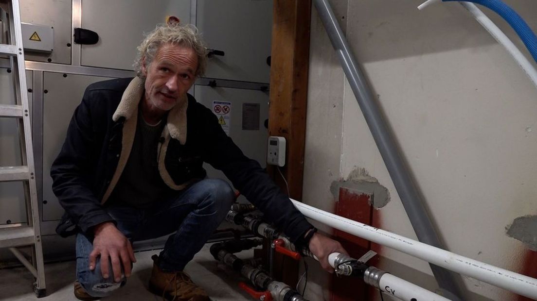 Bob van de Water voelt hoe de buizen warm worden.