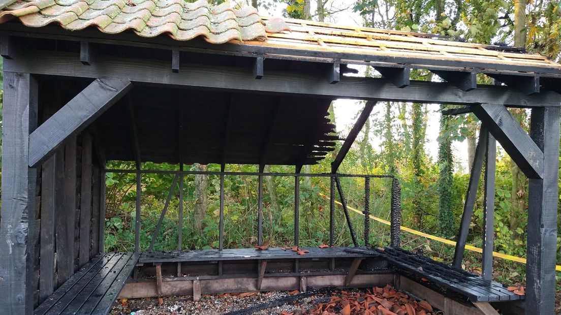 De restanten van de schuilhut na de brand