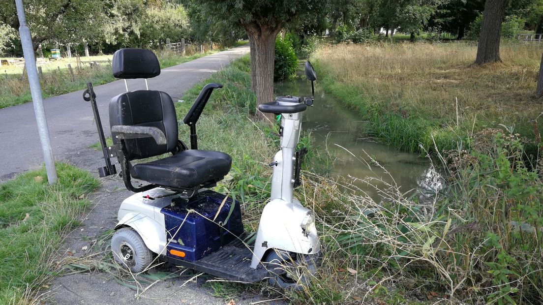 Omstanders wisten de vrouw en haar scootmobiel uit het water te halen.