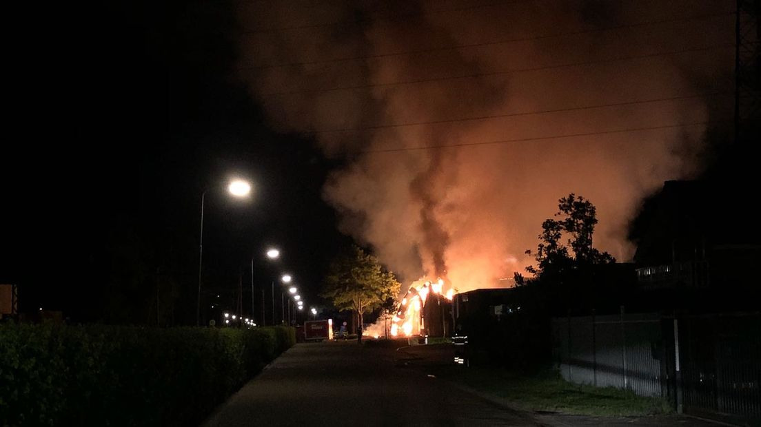 Een zeer grote brand heeft een bedrijfspand aan de Nijverheiddstraat in Twello volledig verwoest. Bij de brand is asbest vrijgekomen. De brandweer verwacht nog uren bezig te zijn met nablussen.