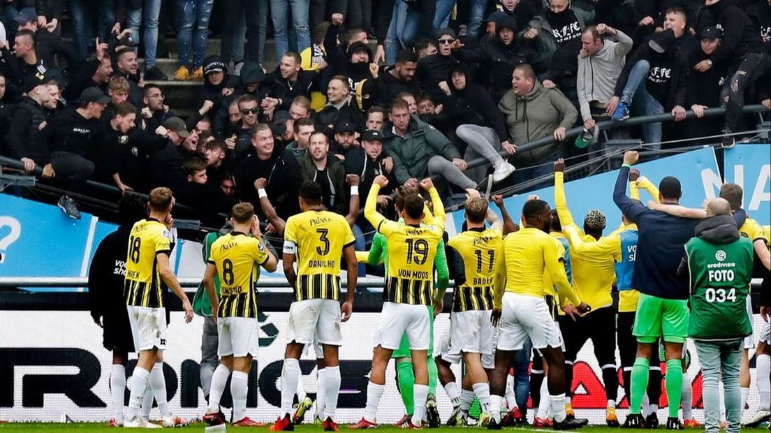 Spelers Vitesse voor de ingestorte tribune.