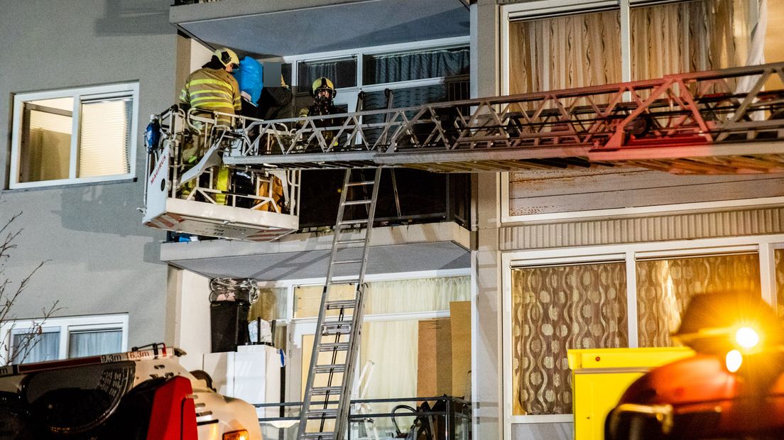 De brand in Kanaleneiland, waarbij brandweerpersoneel bekogeld werd met vuurwerk.