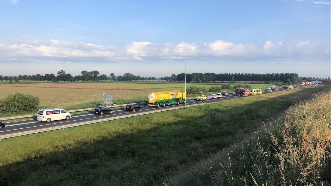 Ernstig ongeval op N50 bij Kampen, weg dicht