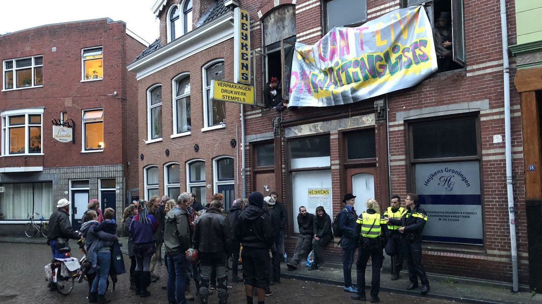 Krakers in overleg met de politie in de Akerkstraat