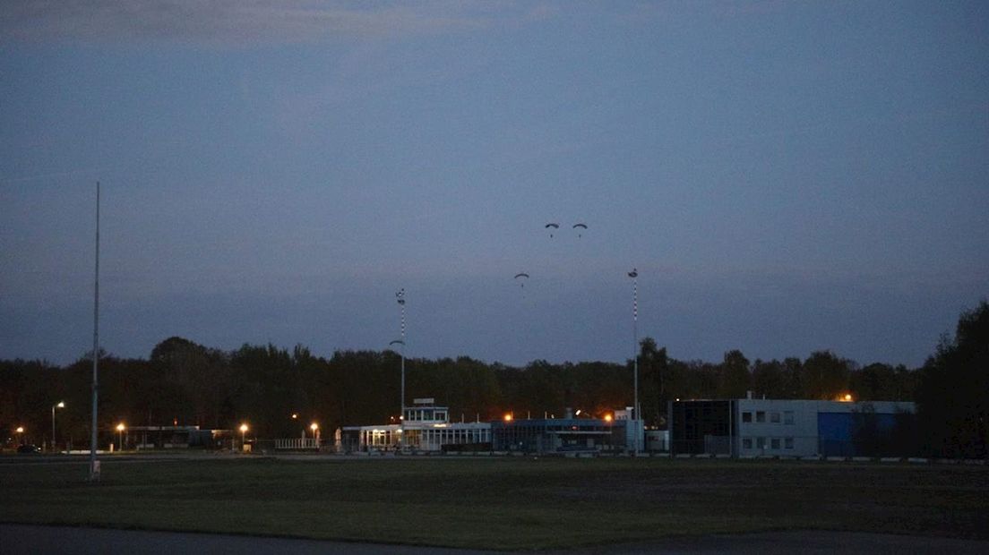 Parachutisten op vliegveld Twente