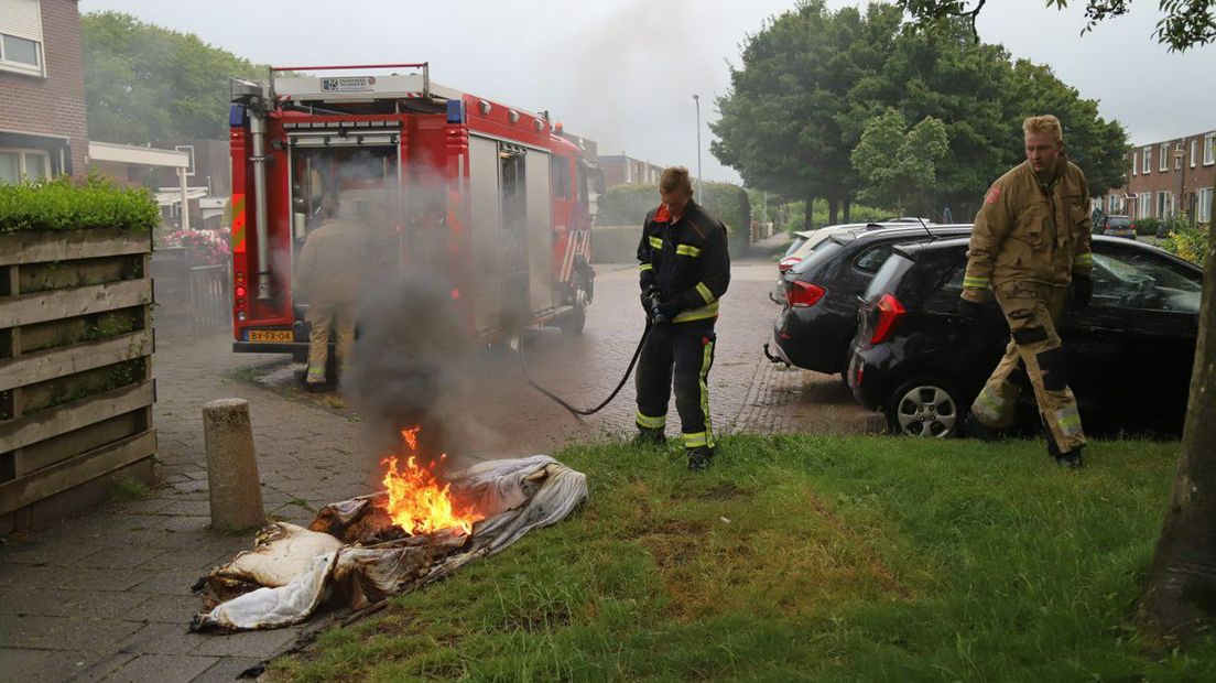 De brandweer maakte korte metten met de brandende matras