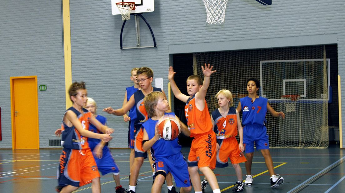 Jongeren spelen basketbal (foto ter illustratie)