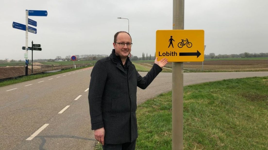 De borden die fietsers en voetgangers naar het fietspad moeten leiden.