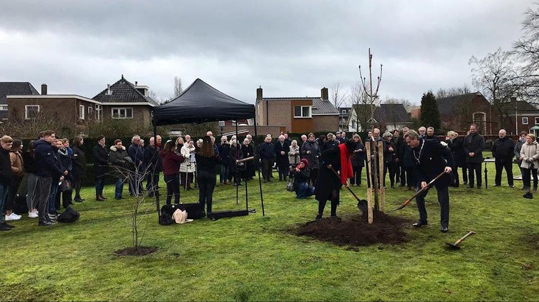 In Haaksbergen werd vandaag een Anne Frankboom geplant als startsein voor het herdenkingsjaar