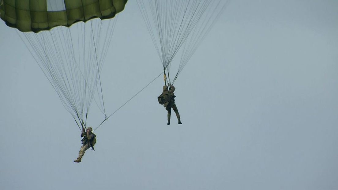 Parachutisten boven de Ginkelse Heide.