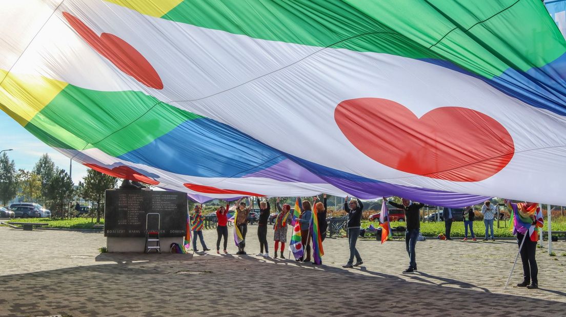 Fryslân viert Coming Out Day, maar niet iedereen woont in een Regenbooggemeente - Omrop Fryslan