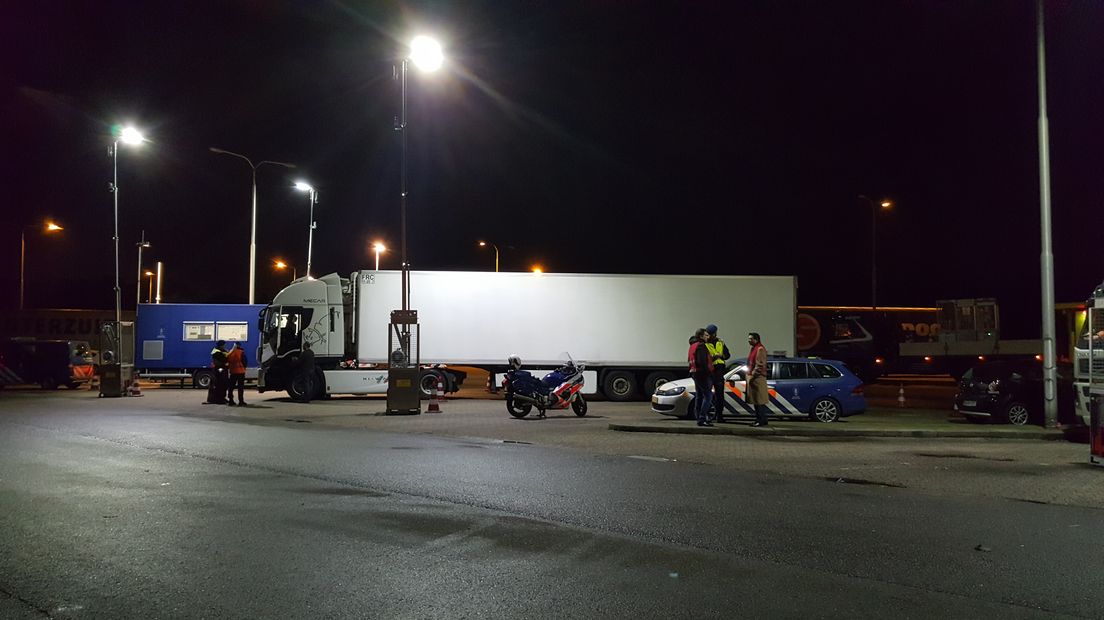 Douane, marechaussee en politie controleerden woensdagavond op de A12 bij de Duitse grens.