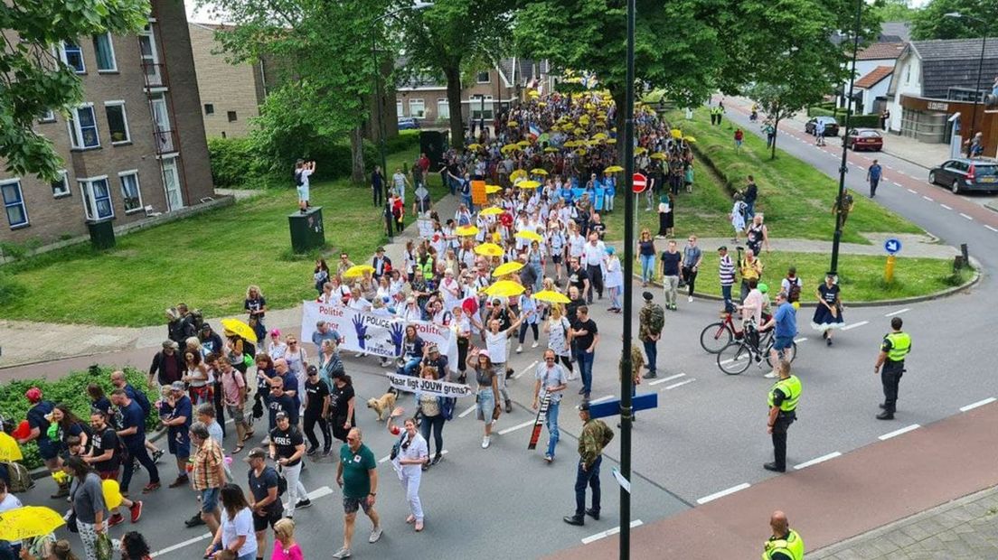 Drukte bij de protestmars in Apeldoorn.