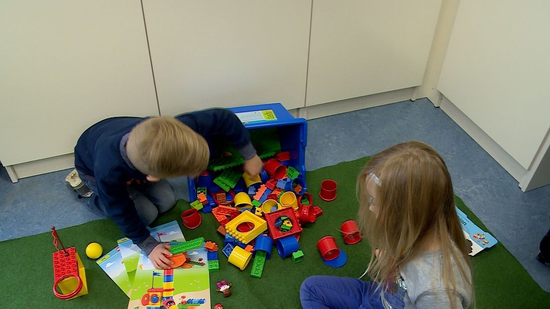 Lekker met legoblokjes spelen in de klas (video)