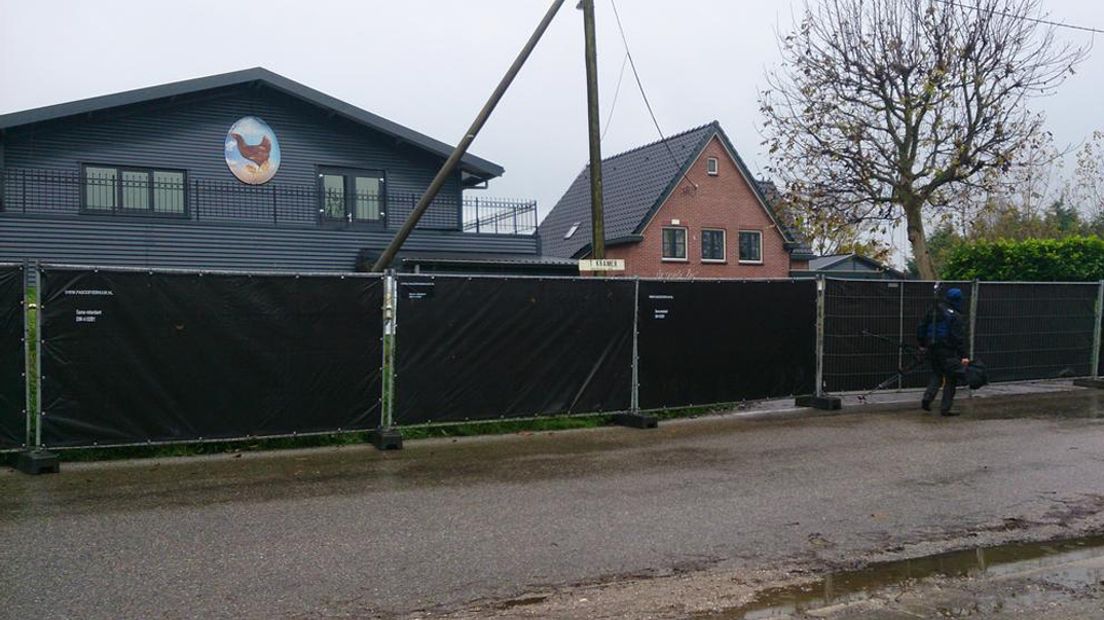 Het pluimveebedrijf in Hekendorp is afgezet met hekken.