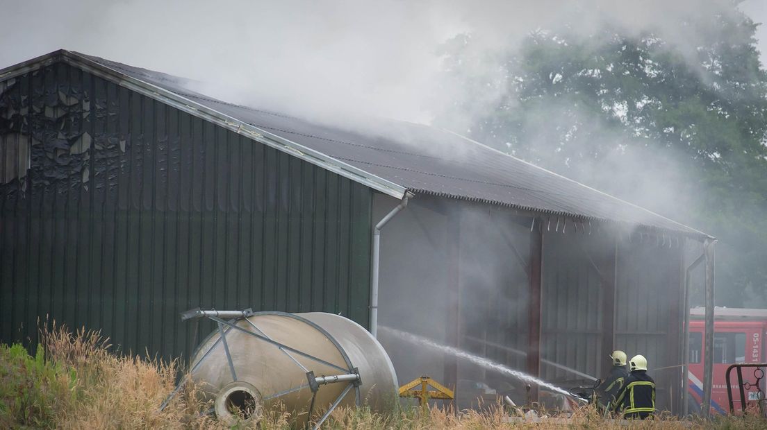 Brandweer is nog enige tijd bezig met blussen van brand in schuur bij Diepenheim