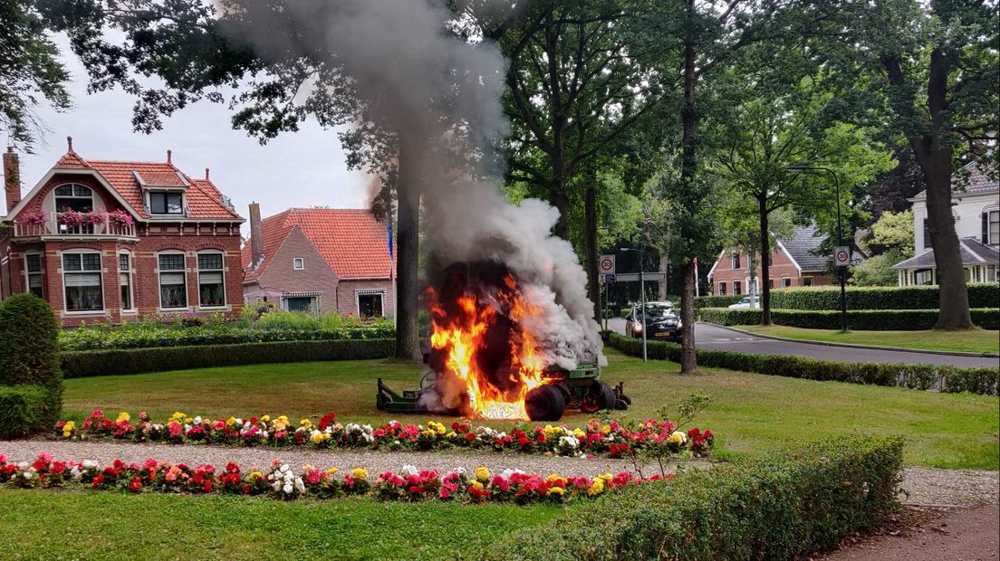 Een grasmaaier in Zuidlaren vatte maandagochtend vlam