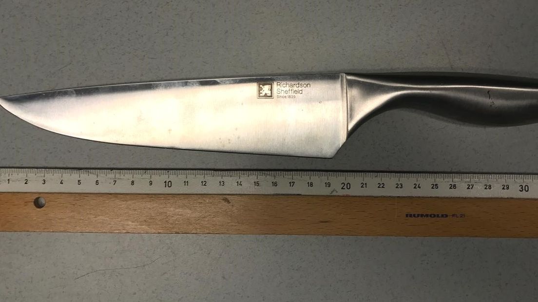 De man had een mes bij zich van 32 centimeter lang