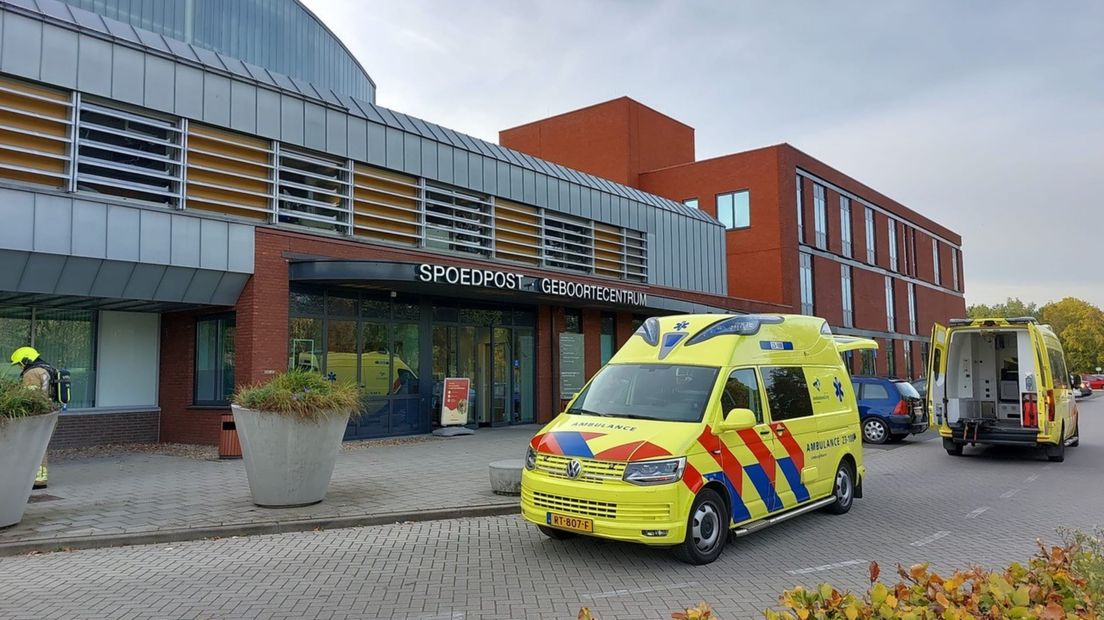 Bij het VieCuri ziekenhuis in Venlo zijn hulpdiensten aanwezig vanwege een mishandeling met een onbekende stof