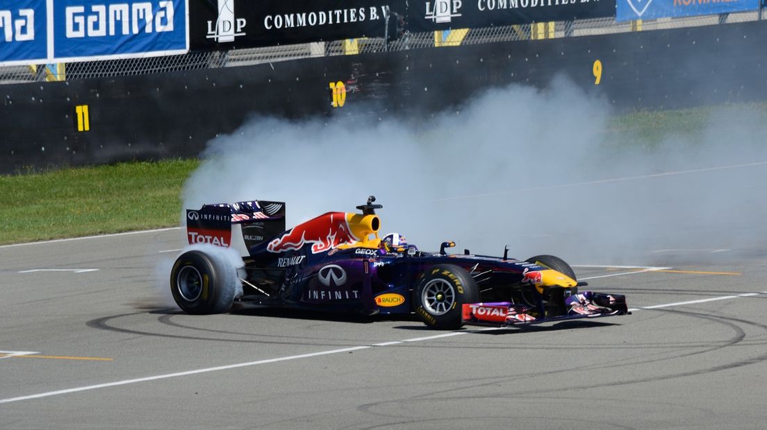 Een F1-wagen tijdens een demonstratie op het circuit van Asse