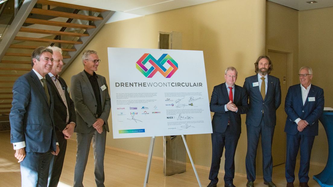 Vanmiddag werd de verklaring ondertekend (Rechten: provincie Drenthe)