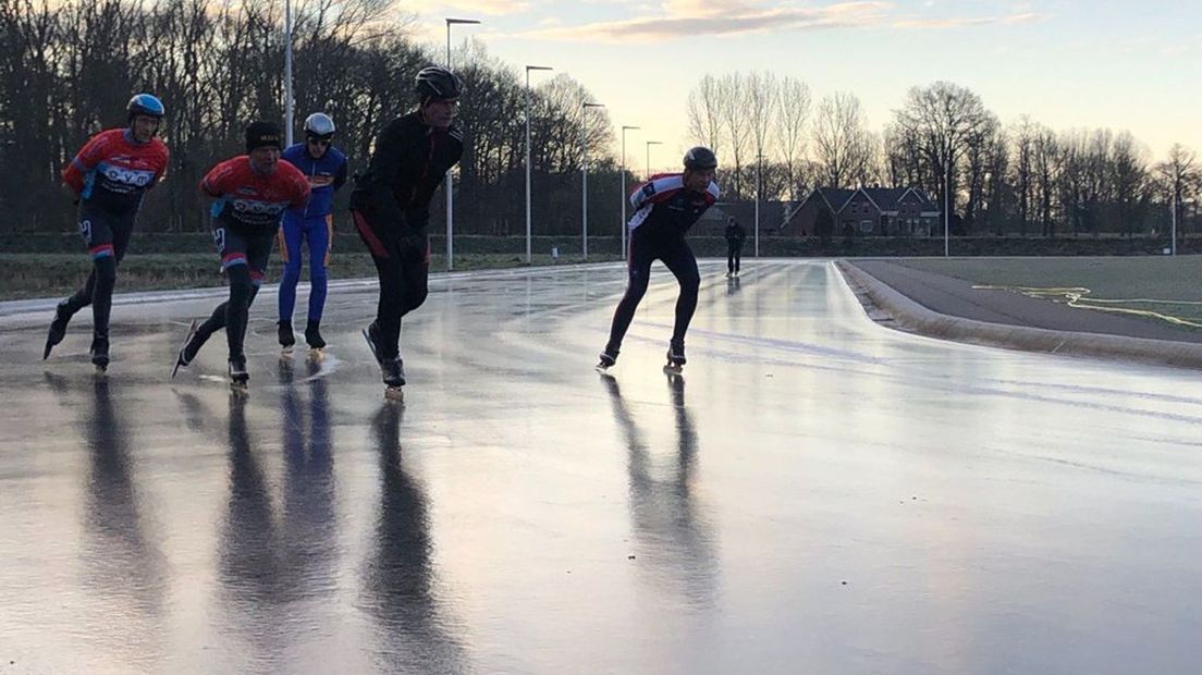 De Winterswijkse schaatsbaan zoals die er zondagochtend bij ligt.