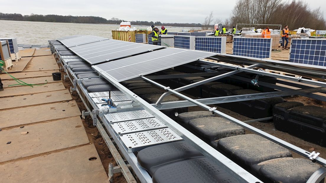 Zonnepanelen worden bij de Bomhofplas op vlotten gemonteerd