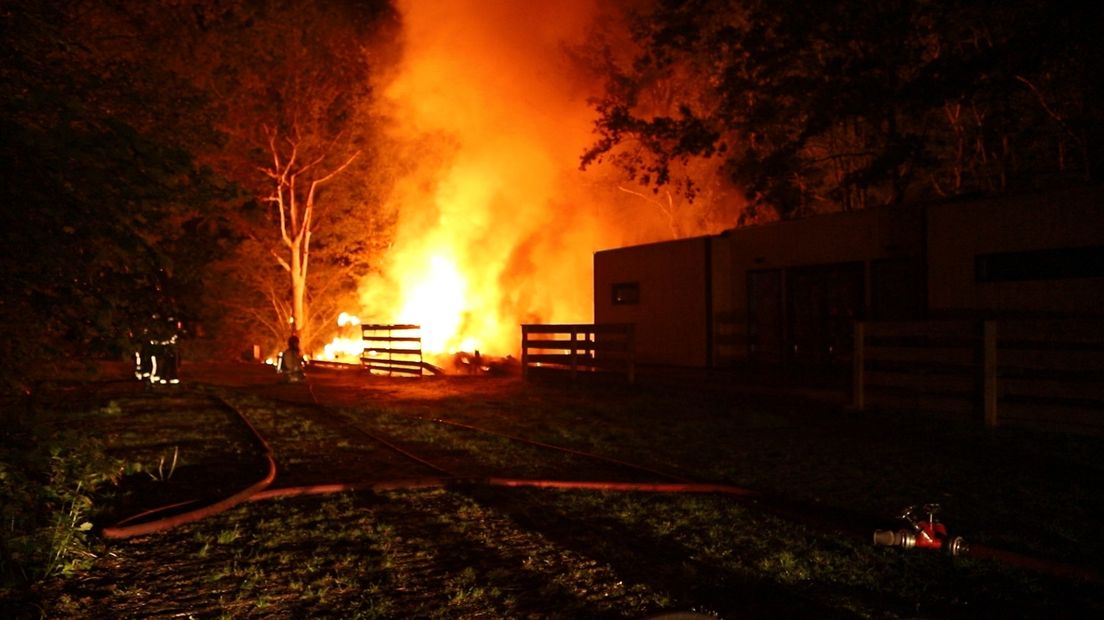 De vlammenzee bij de brandende chalet