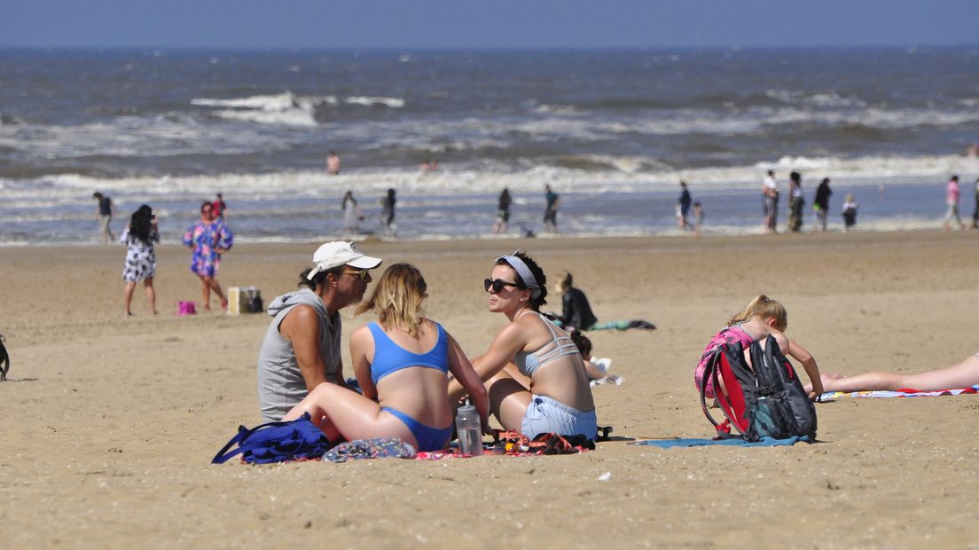 Badgasten op het Scheveningse strand