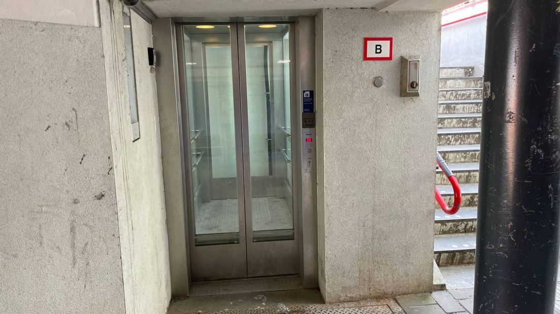 De lift komt vanaf het perron uit in de tunnel die onder het spoor door loopt
